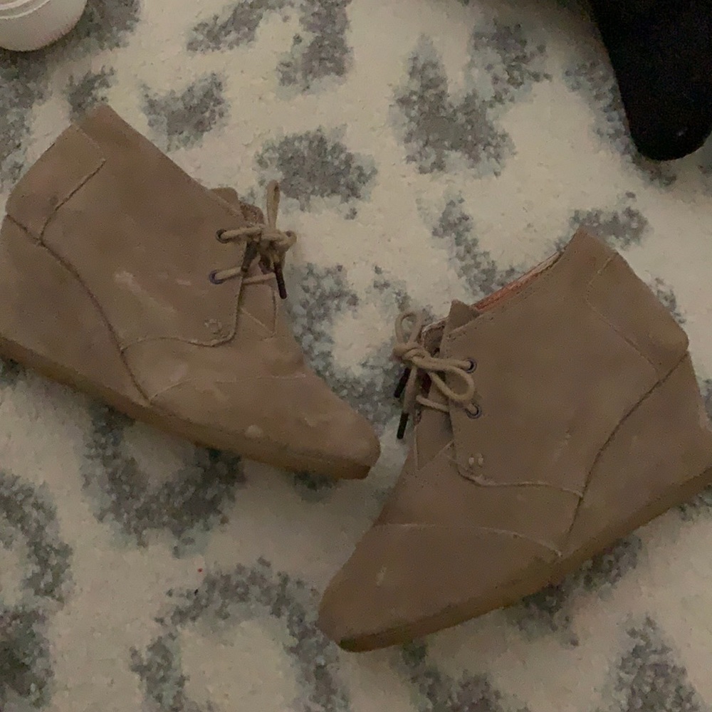 Tom’s wedge booties